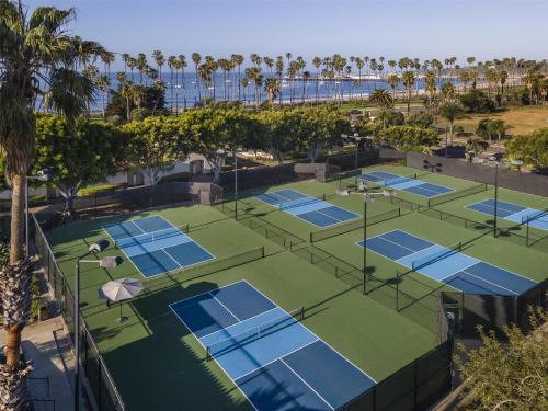 Tenis a/nebo squash v ubytování Hilton Santa Barbara Beachfront Resort nebo okolí