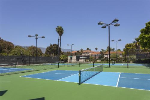 Tenis a/nebo squash v ubytování Hilton Santa Barbara Beachfront Resort nebo okolí