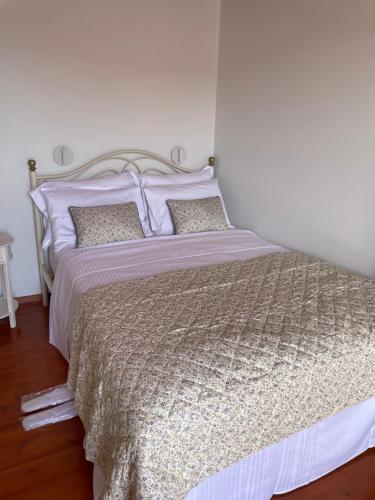 Una cama o camas en una habitación de NUMĒNIA Seafront Property