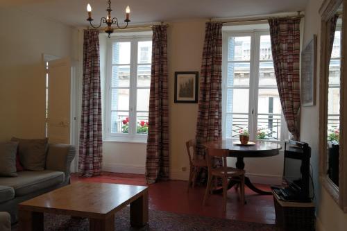 - un salon avec un canapé et une table dans l'établissement Penthouse Apartment overlooking Place Carnot, à Carcassonne