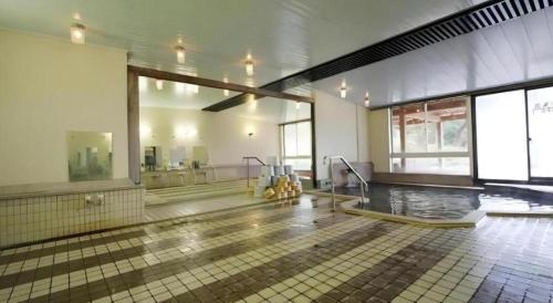 佐渡市にあるHotel New Katsuraのバスルーム(スイミングプール付)が備わる客室です。