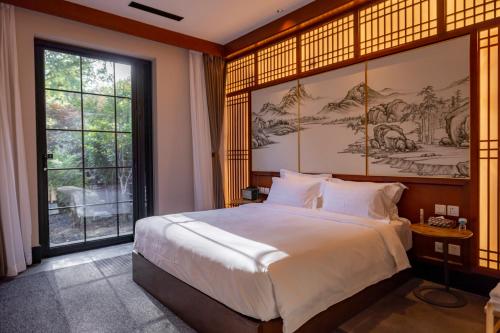 北京YiPiao Courtyard Hot Spring Resort Xiaotangshan Beijing的一间带大床和大窗户的卧室