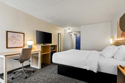 Postel nebo postele na pokoji v ubytování Spark by Hilton Wytheville Holston Rd I 81