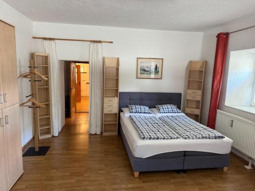 フューゲンにあるApartment in Fügen near Spieljoch Cable Carの棚付きの部屋にベッド1台が備わるベッドルーム1室