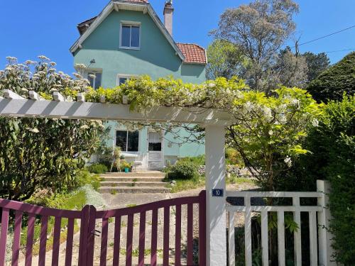 une maison avec un portail et une clôture dans l'établissement Maison BelleMondo, à Criel-sur-Mer