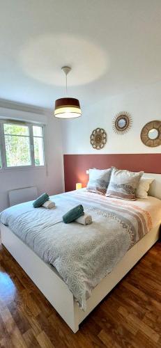 une chambre avec un grand lit dans une pièce dans l'établissement Le cosy bisca-Parking-terasse-Lac-Océan, à Biscarrosse