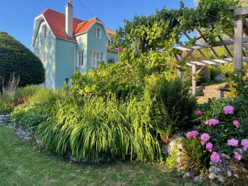 un jardin devant une maison avec des fleurs dans l'établissement Maison BelleMondo, à Criel-sur-Mer