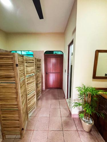 a hallway with a red door in a building at Departamento Fila in Puerto Escondido
