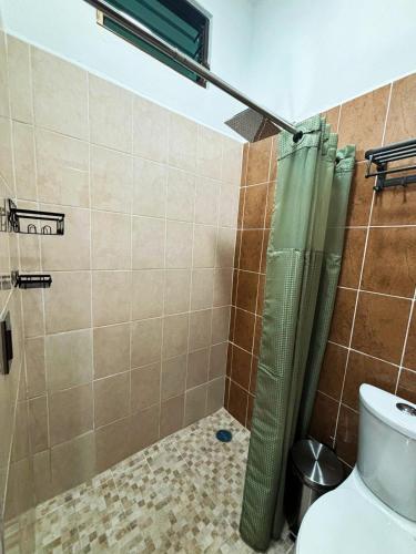 a bathroom with a shower and a toilet at Departamento Fila in Puerto Escondido