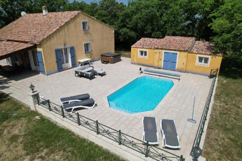 - une vue sur la piscine située à côté d'une maison dans l'établissement La Cheneraie, à Artignosc-sur-Verdon