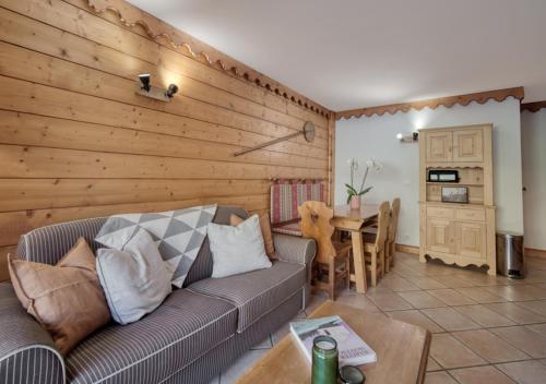 un salon avec un canapé et une table dans l'établissement Appartement Ecrin 214, à Tignes
