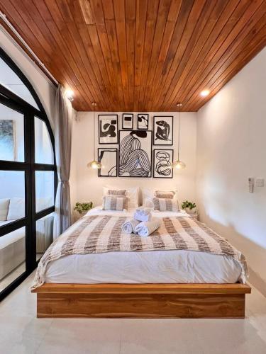 Un dormitorio con una cama grande con techo de madera. en Chic 1BR in Bingin 3 Mins to Top Cafes & Beach, en Uluwatu