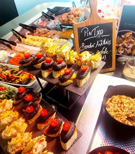 a buffet with many different types of food on display at Campanile Bordeaux Ouest - Mérignac Aéroport in Mérignac
