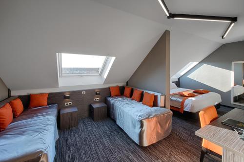 Säng eller sängar i ett rum på Orange Hotel La Louvière