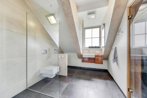 Un baño de Stylish Old Town Apartment With Sauna
