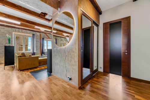 Un lugar para sentarse en Stylish Old Town Apartment With Sauna