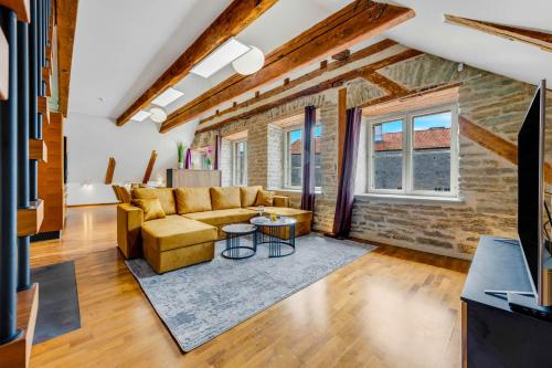 Un lugar para sentarse en Stylish Old Town Apartment With Sauna