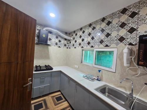 una cocina con fregadero y encimera en Shree Krishna Dham 3BHK Villa with Private Pool and Lush Garden in Noida sector 135, en Noida