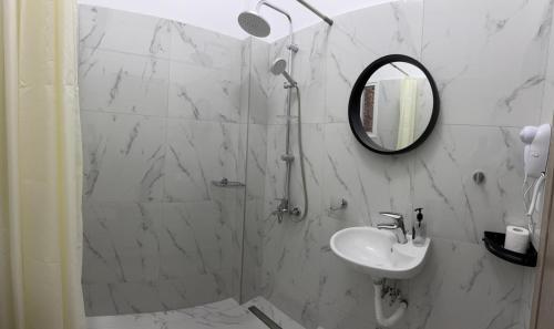 Ένα μπάνιο στο Lia Rooms