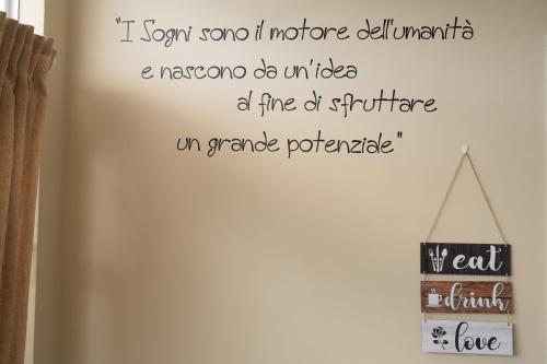 a wall decal with a quote on a wall at Agriturismo Country Casale Rufo in Sonnino