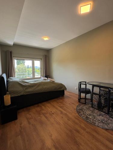 une chambre avec un lit et une table dans l'établissement Bohamian Dream, à Vienne