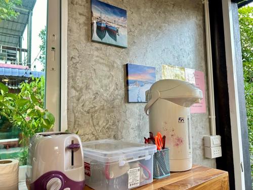 einem Toaster, der auf einer Theke sitzt in der Unterkunft รีสอร์ทบ้านพระร่วง 