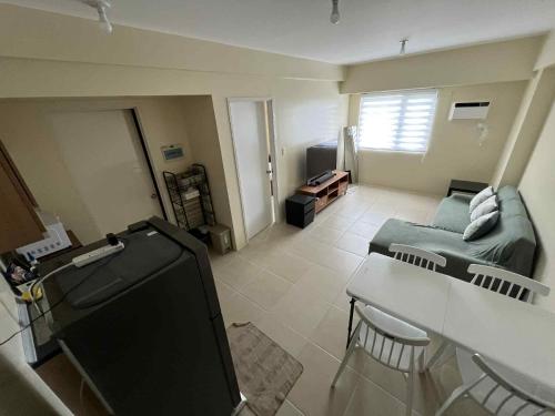 un salon avec un canapé et une table dans l'établissement Q Inn Serin East Tagaytay City, à Calo