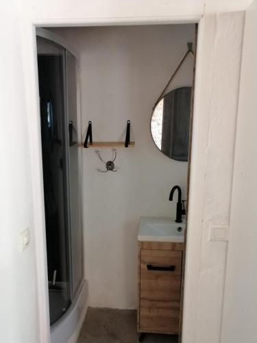 une salle de bain avec un lavabo, une baignoire et un miroir dans l'établissement studio au sein d'un mas en Camargue, à Vauvert