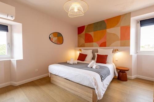 - une chambre avec un lit et un mur coloré dans l'établissement Le Terracotta - Grand Triplex Climatisé, Calme, à Castres
