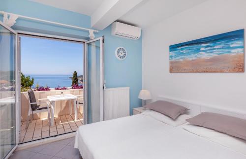 una camera da letto con un letto e vista sull'oceano di Apartments Mirela a Mlini