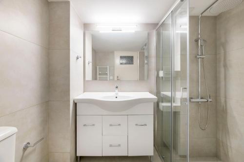 Kúpeľňa v ubytovaní Splendid 3BR Apartment close to Olympic Stadium