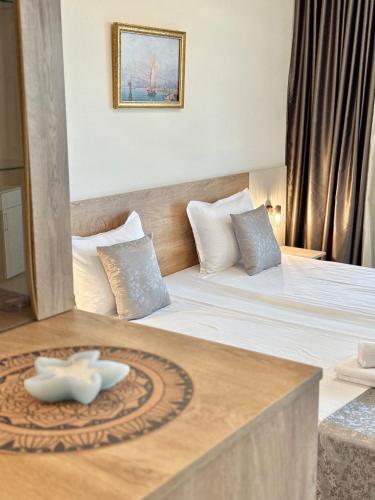 Ένα ή περισσότερα κρεβάτια σε δωμάτιο στο Sea View Allure Studio with Balcony