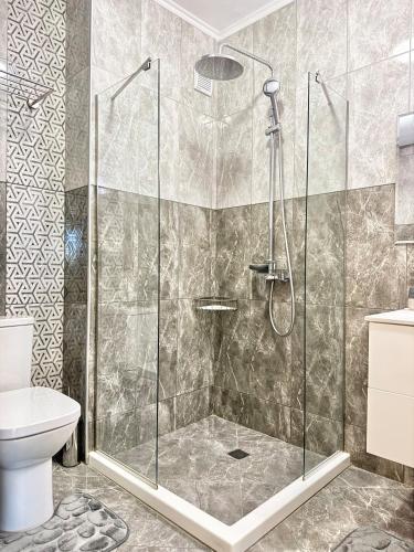 Ένα μπάνιο στο Sea View Allure Studio with Balcony