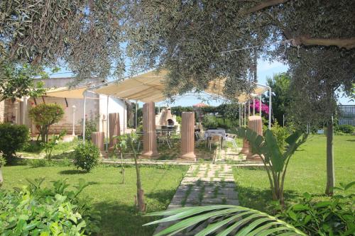 Κήπος έξω από το Aranceto Hotel