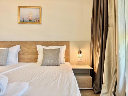 Ένα ή περισσότερα κρεβάτια σε δωμάτιο στο Sea View Allure Studio with Balcony