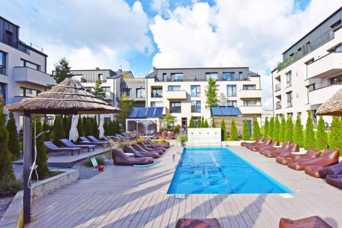 un hôtel avec piscine et chaises longues dans l'établissement Summer, à Palanga