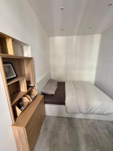 - une petite chambre avec un lit et une armoire en bois dans l'établissement Appartement Centre ville, à Nice