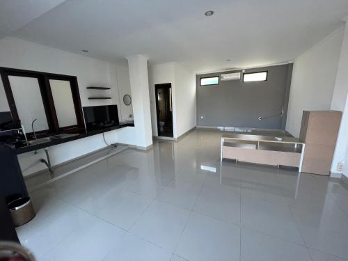 een grote witte kamer met een bank en een scherm bij Sanur Base Apartment in Denpasar