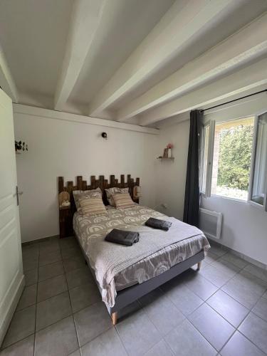 une chambre avec un lit avec deux serviettes dessus dans l'établissement Duplex T3 cosy, à Avignon