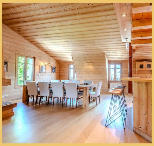 une salle à manger avec une table et des chaises dans l'établissement Appartement La Comtesse I Centre de Saint-Gervais, à Saint-Gervais-les-Bains