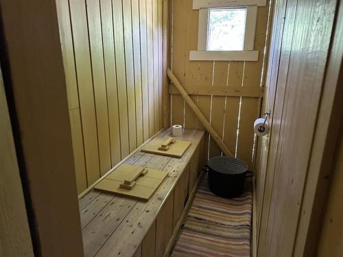 a small room with two benches in a wooden room at Harald's Borg - Urdal - Kirkøy in Hvaler