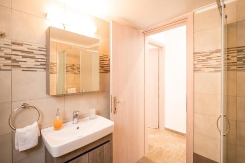 キオスにあるKyra's Luxury Suites 2の洗面台とシャワー付きのバスルーム