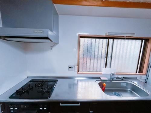 10-minute drive from Kumamoto Station, parking for 6 cars, large house that can accommodate up to 15 people
