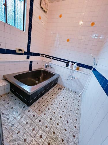 10-minute drive from Kumamoto Station, parking for 6 cars, large house that can accommodate up to 15 people