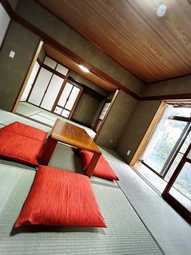 10-minute drive from Kumamoto Station, parking for 6 cars, large house that can accommodate up to 15 people