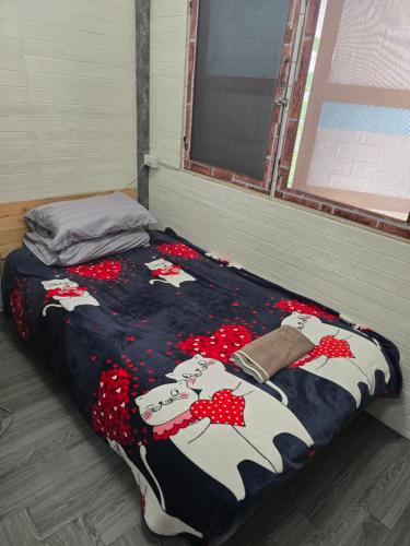 un letto in una stanza con una coperta di mucca di 206 Olan Place Apartment with free Wi-Fi a Bangkok