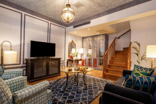 Uma TV ou centro de entretenimento em Hagia Sofia Mansions Istanbul, Curio Collection by Hilton