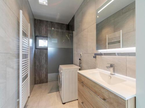 Ένα μπάνιο στο Bungalow in Callantsoog near the Beach