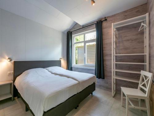 Ένα ή περισσότερα κρεβάτια σε δωμάτιο στο Bungalow in Callantsoog near the Beach