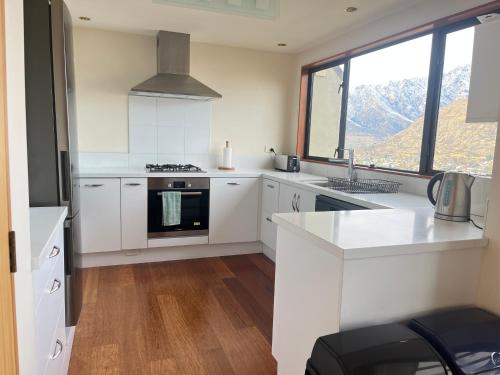 Η κουζίνα ή μικρή κουζίνα στο Vaneric Stays - Goldleaf Getaways 12